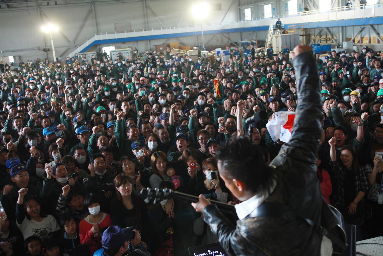 11年4月、航空自衛隊松島基地で約1500人を前に激励ライブを行った長渕剛