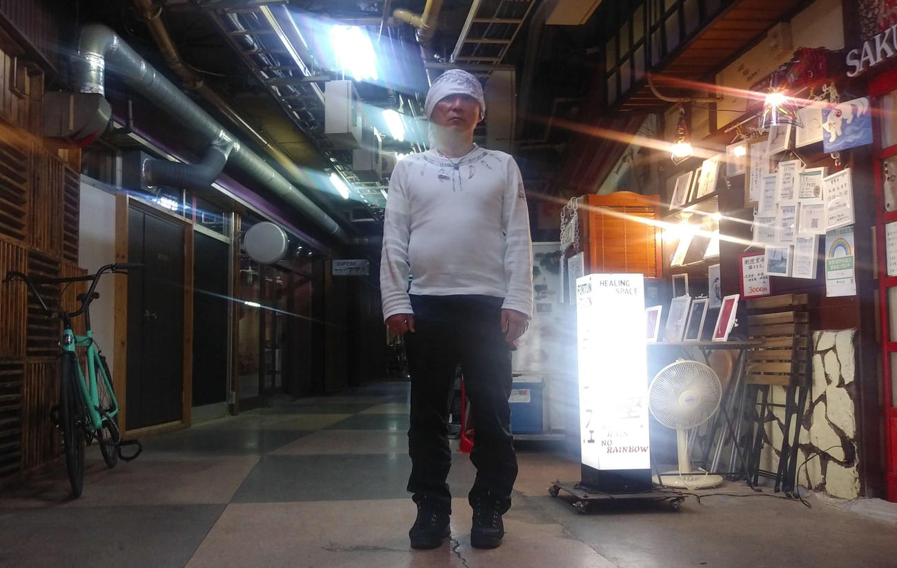 晴れていても光は届かない浅草の地下街。ここで白川さんは占いカフェを開いている