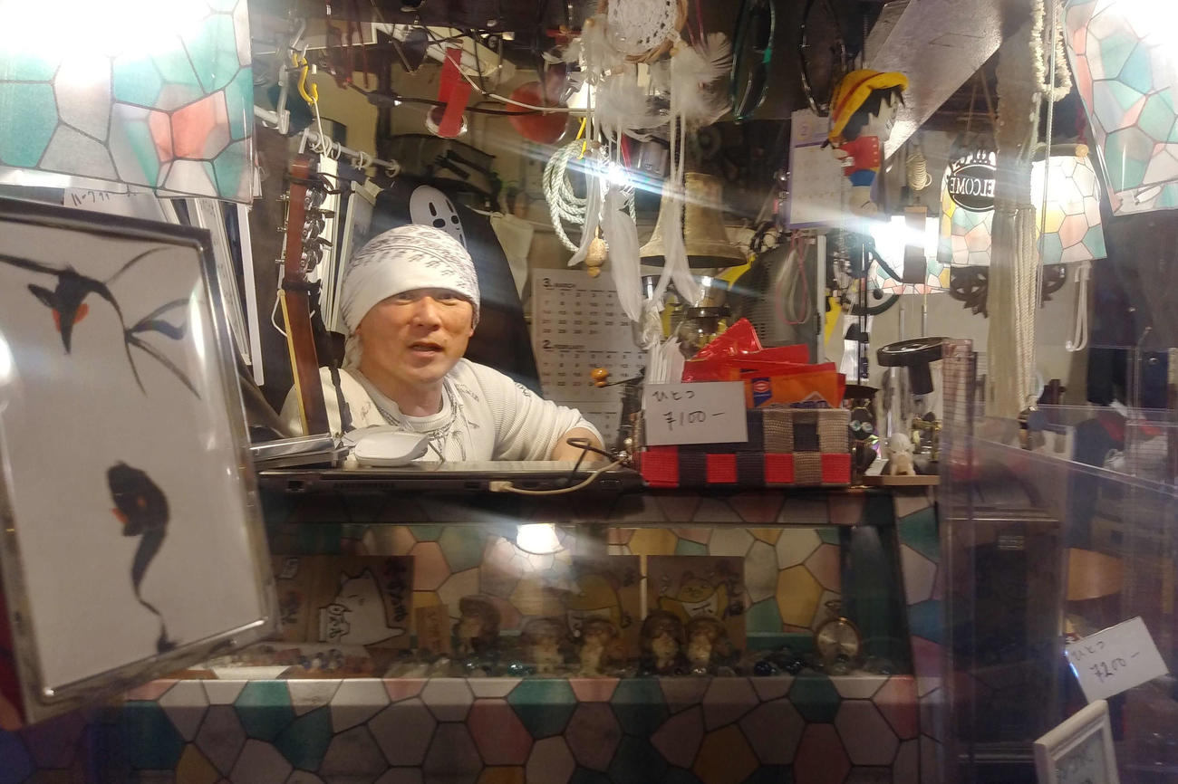店内はほとんど白川さんの手作り。左手前の額の中の絵が占い診断をする原画だ