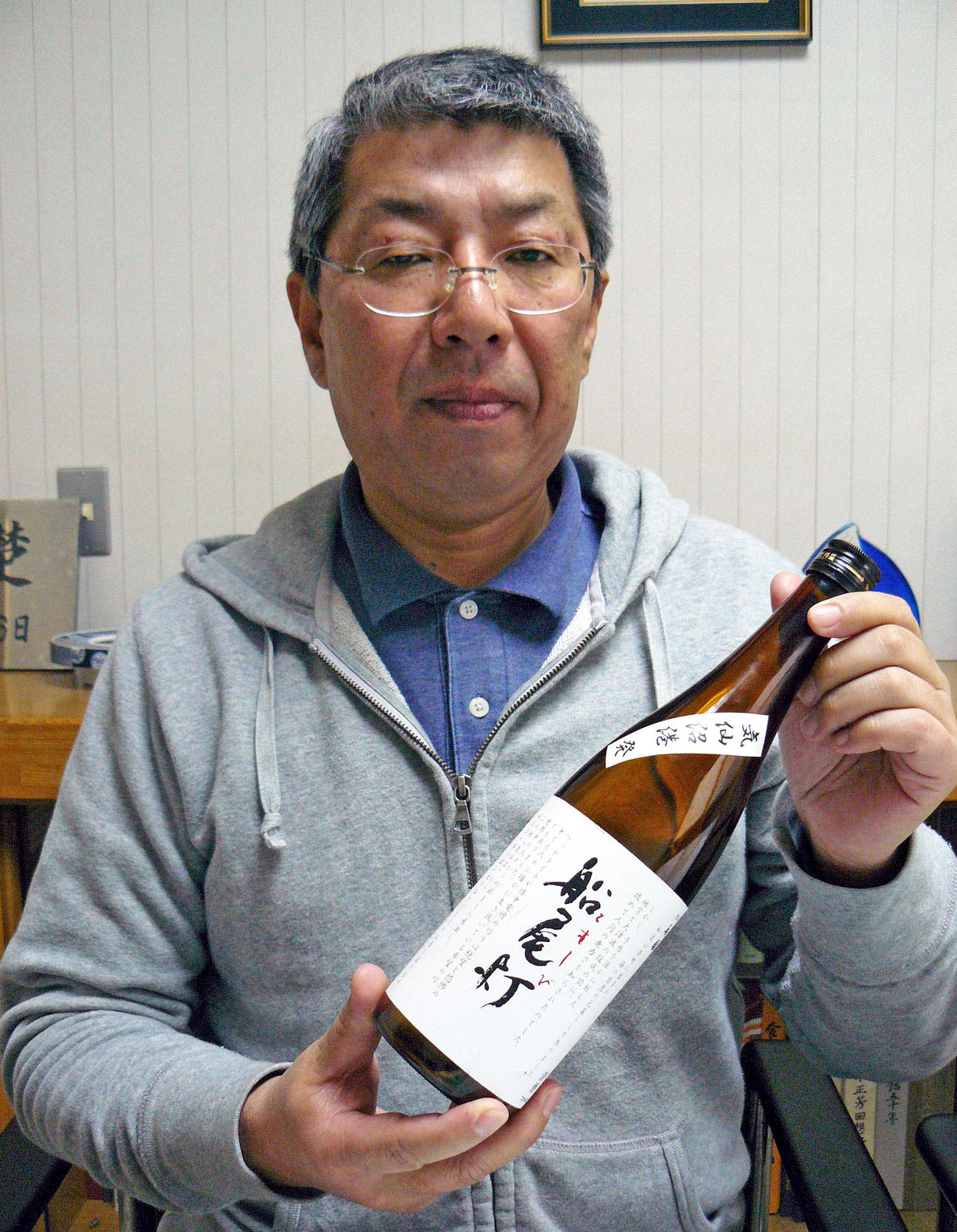 11年4月、新酒のラベルを見せる株式会社「角星」の斉藤嘉一郎社長