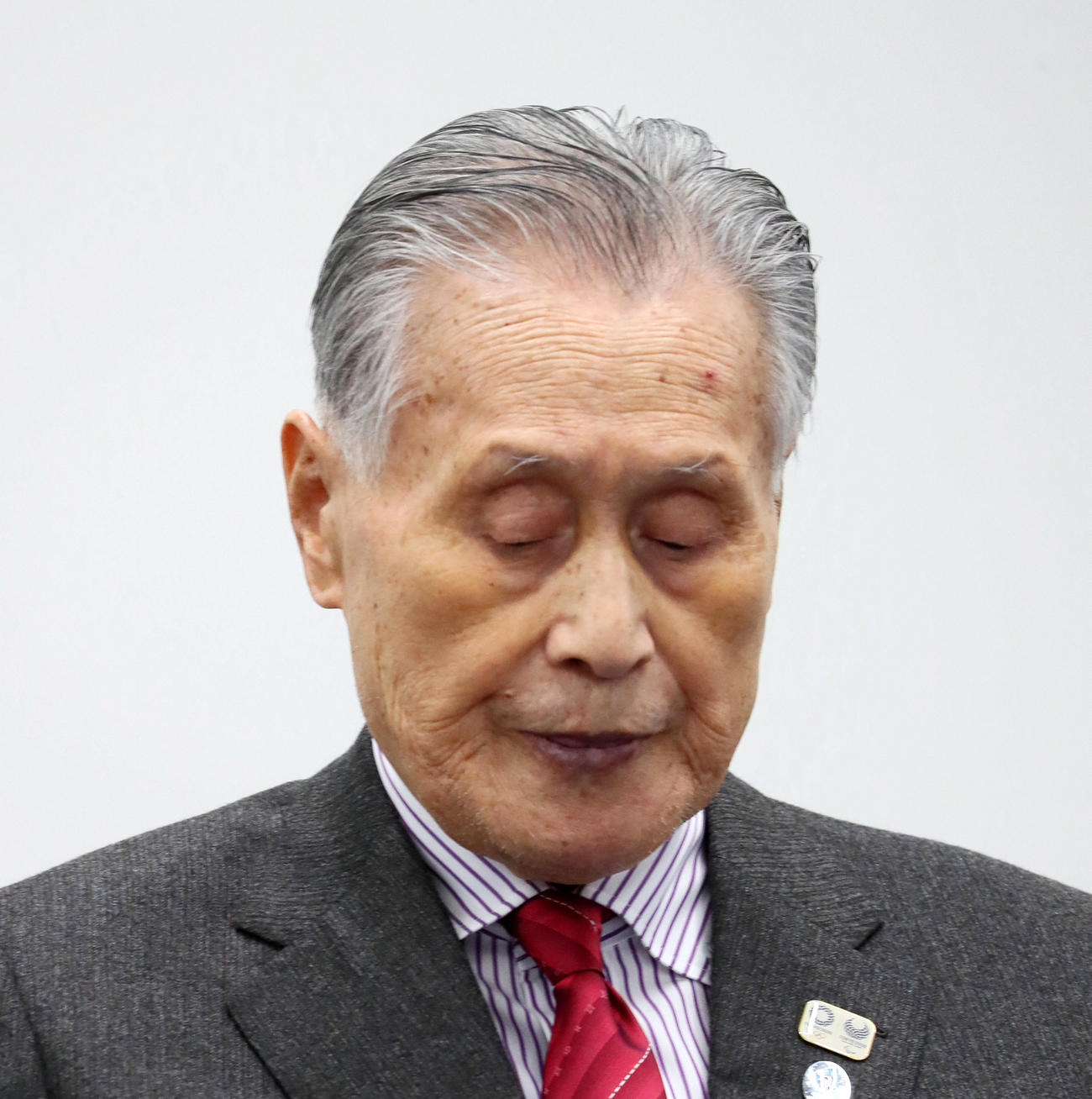 目を伏せる森喜朗氏