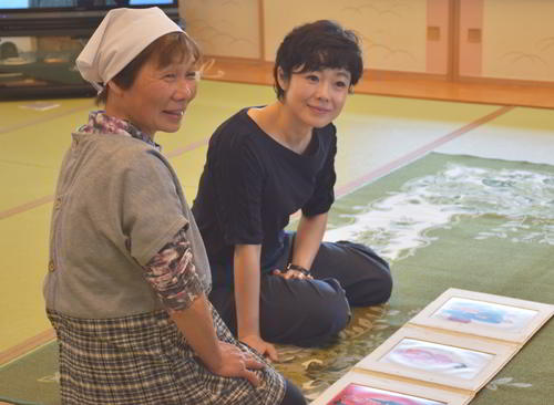 前川良子さん（左）に娘の美知さんの話を聞く