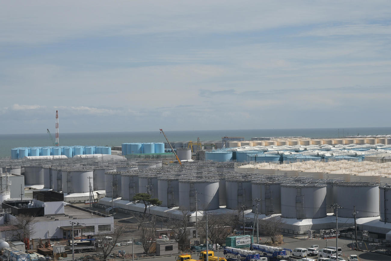 東京電力福島第1原発構内。処理水などを保存する大型タンクが立ち並ぶ（代表撮影）