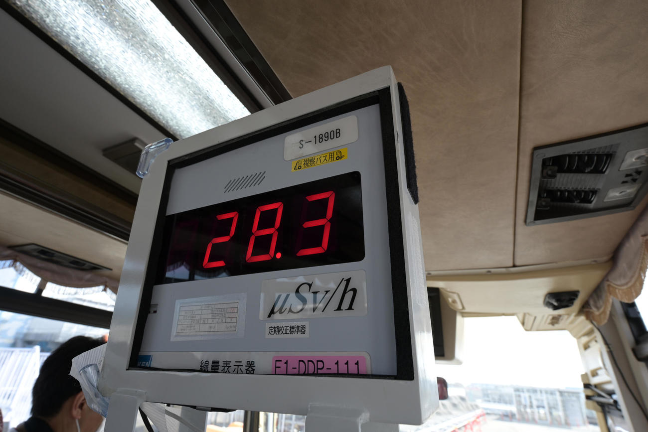東京電力福島第1原発構内を回るバスの中で、毎時28・3マイクロシーベルトと比較的高い数値を示した場所もあった（撮影・近藤由美子）
