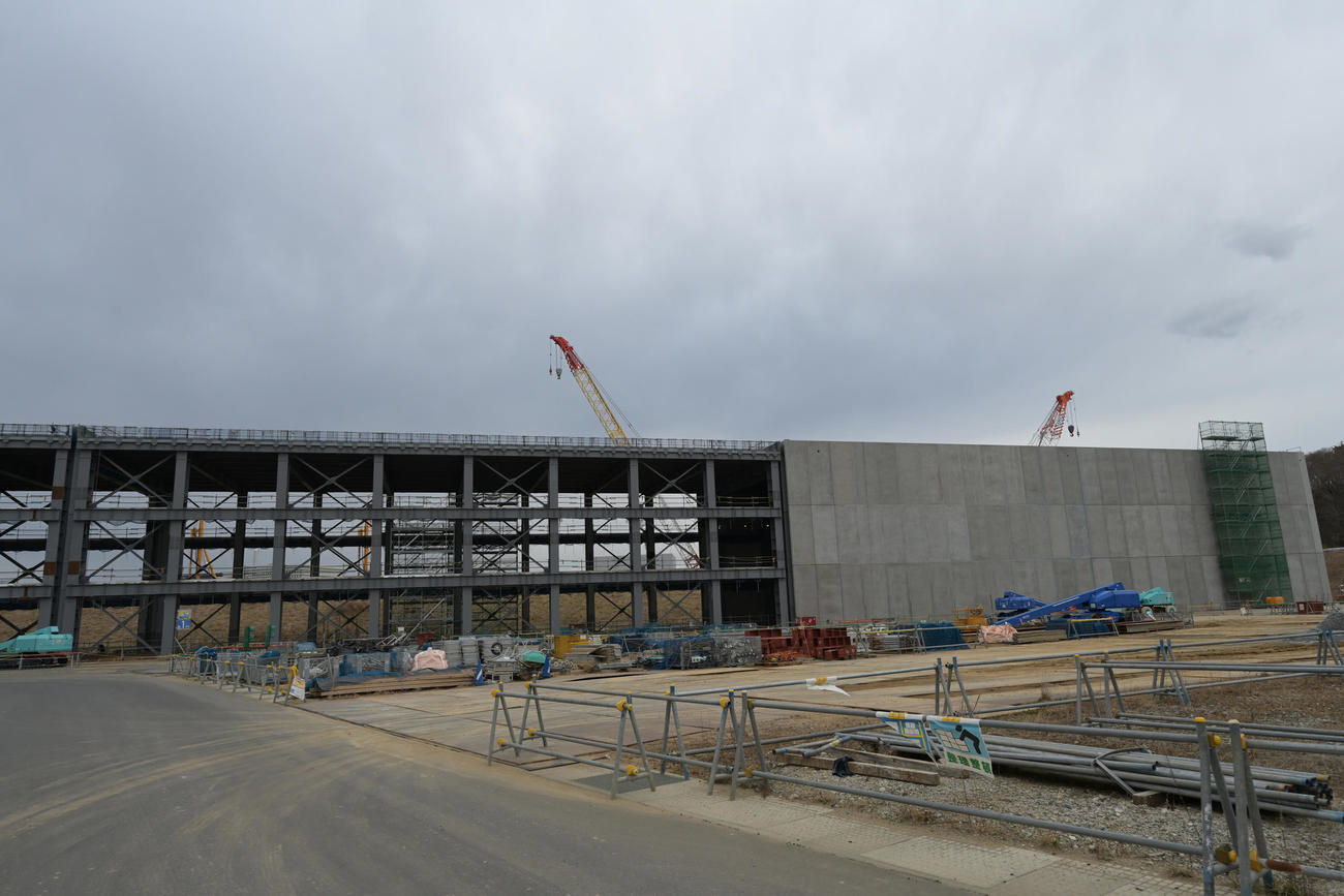 東京電力福島第1原発構内に建設中の大型廃棄物保管庫（代表撮影）
