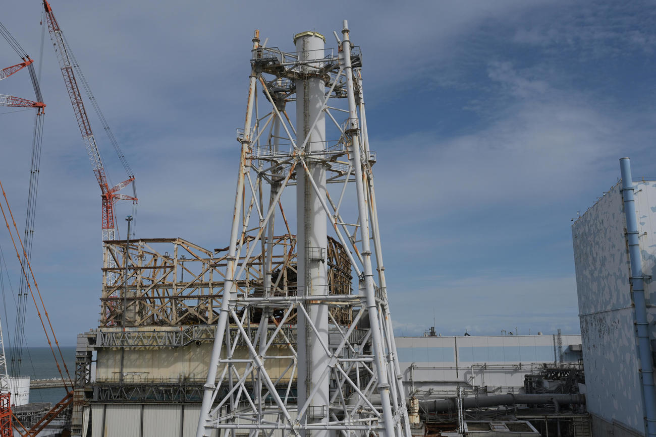 東京電力福島第1原発の1号機前の鉄塔はリスク軽減のため、高さ120メートルから60メートルの半分の高さにする工事を完了した（代表撮影）