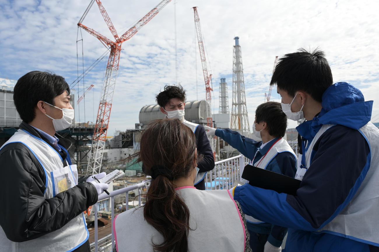 東京電力福島第1原発で担当者から説明を受ける日本記者クラブ取材団（代表撮影）