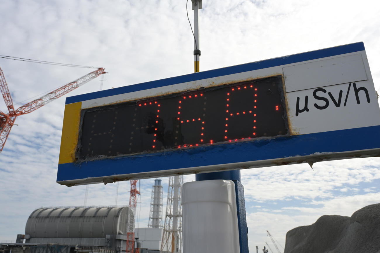 東京電力福島第1原発の2号機から100メートル地点では毎時75・7マイクロシーベルトと高い数値を示していた。左後ろは3号機（代表撮影）