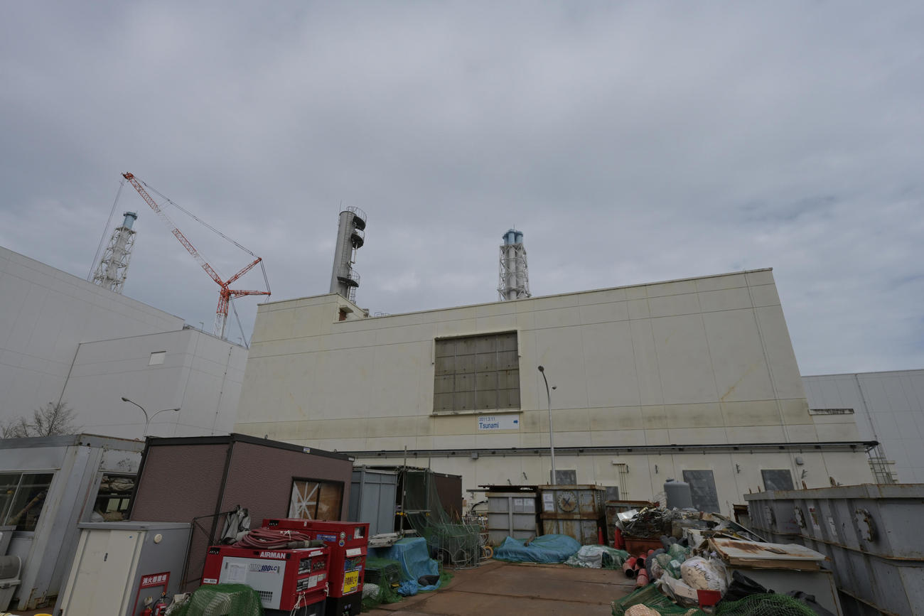 東京電力福島第1原発のある建物には、津波の痕跡が残されていた。建物中央に津波の高さを示すサインがあった（代表撮影）
