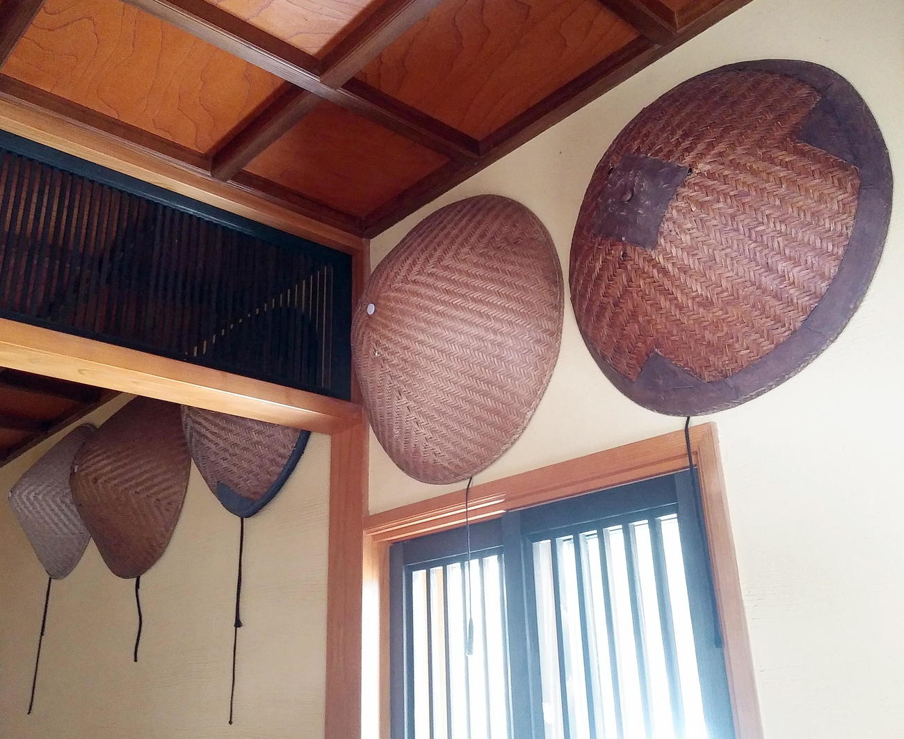 石雲禅寺の玄関にかけられている托鉢（たくはつ）笠（撮影・鎌田直秀）