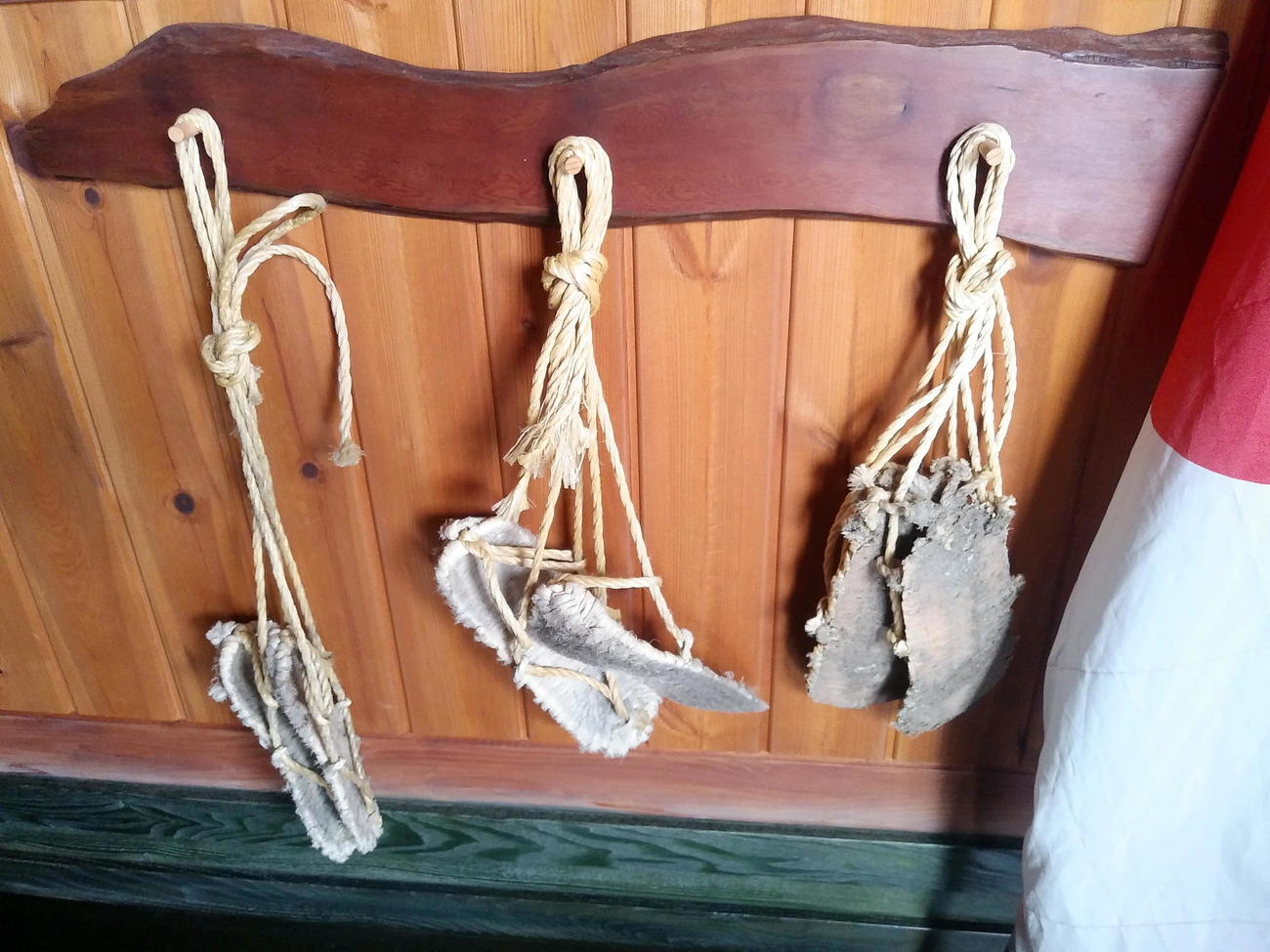 石雲禅寺の玄関にかけられている托鉢（たくはつ）用わらじ（撮影・鎌田直秀）