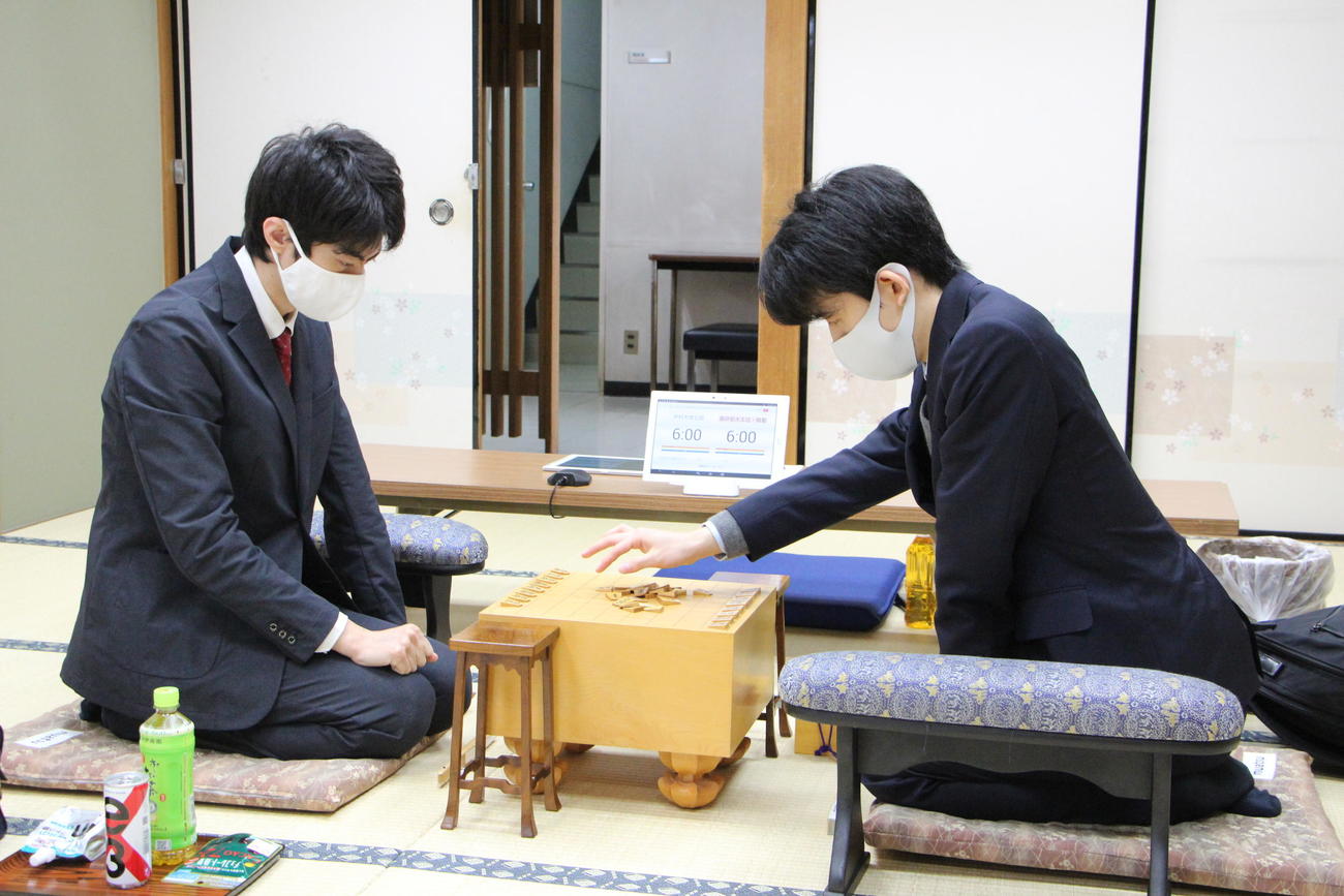 第79期名人戦順位戦B級2組の最終戦に臨んだ藤井聡太2冠（右）、中村太地七段（日本将棋連盟提供）