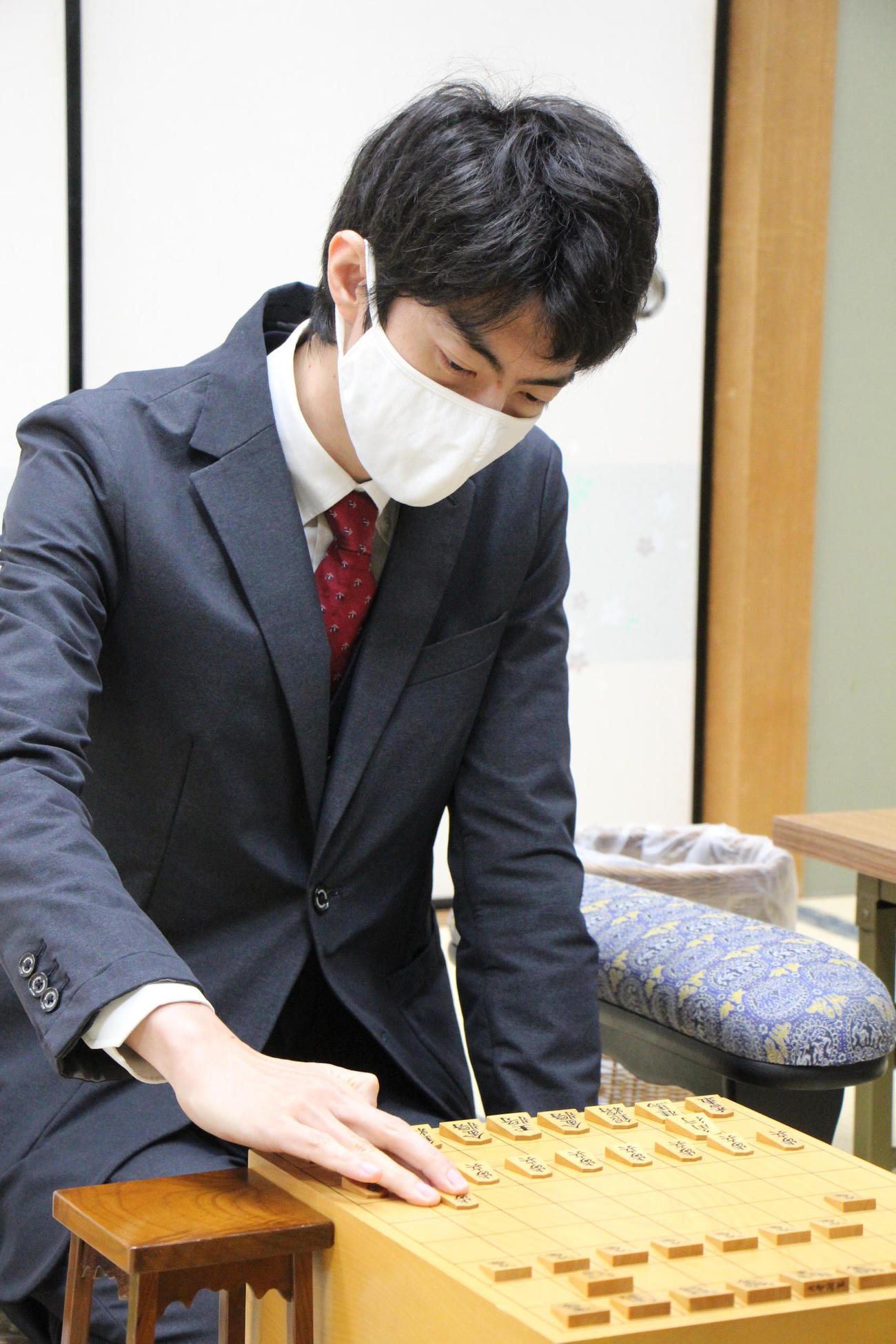 第79期名人戦順位戦B級2組の最終戦に臨んだ中村太地七段（日本将棋連盟提供）