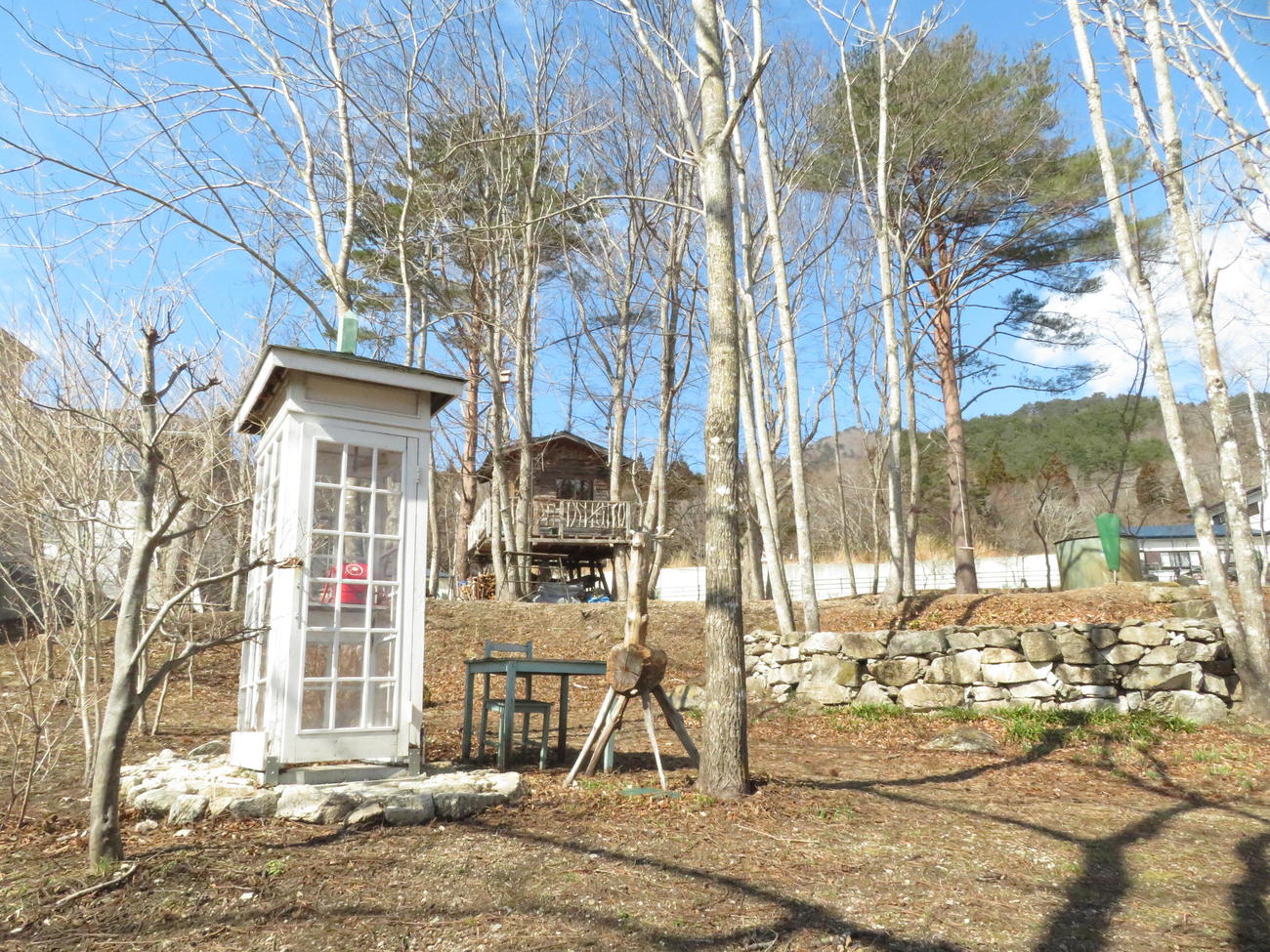 庭園内には「風の電話」以外に、小動物専用の電話ボックスもある。奄美大島から届いた赤電話が置かれている（撮影・近藤由美子）