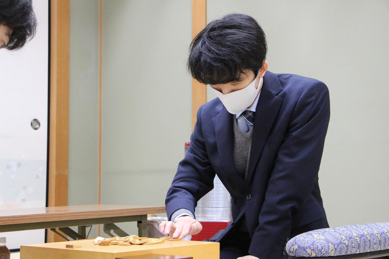 第79期名人戦順位戦B級2組の最終戦に臨んだ藤井聡太2冠（日本将棋連盟提供）