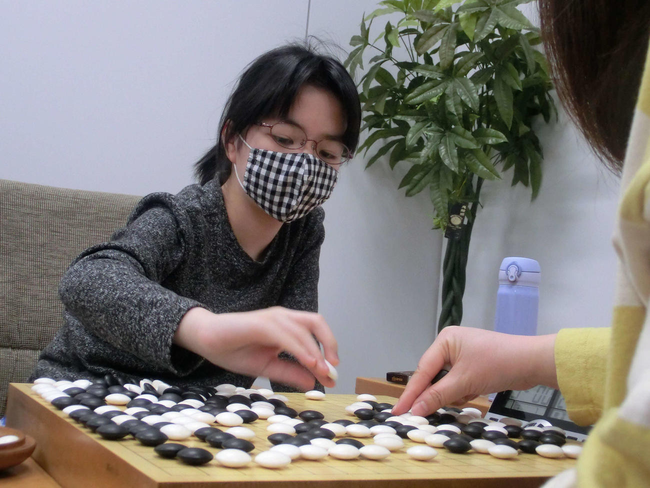12歳最初の対局を白星で飾った仲邑菫初段（日本棋院提供）