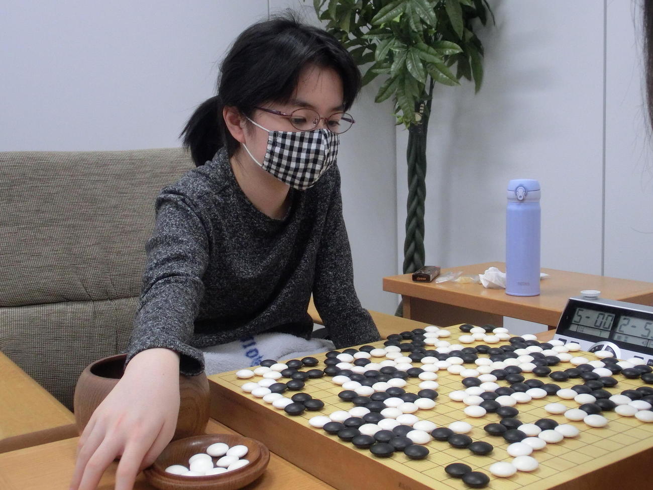 自身初の公式戦8連勝を飾った仲邑菫初段（日本棋院提供）