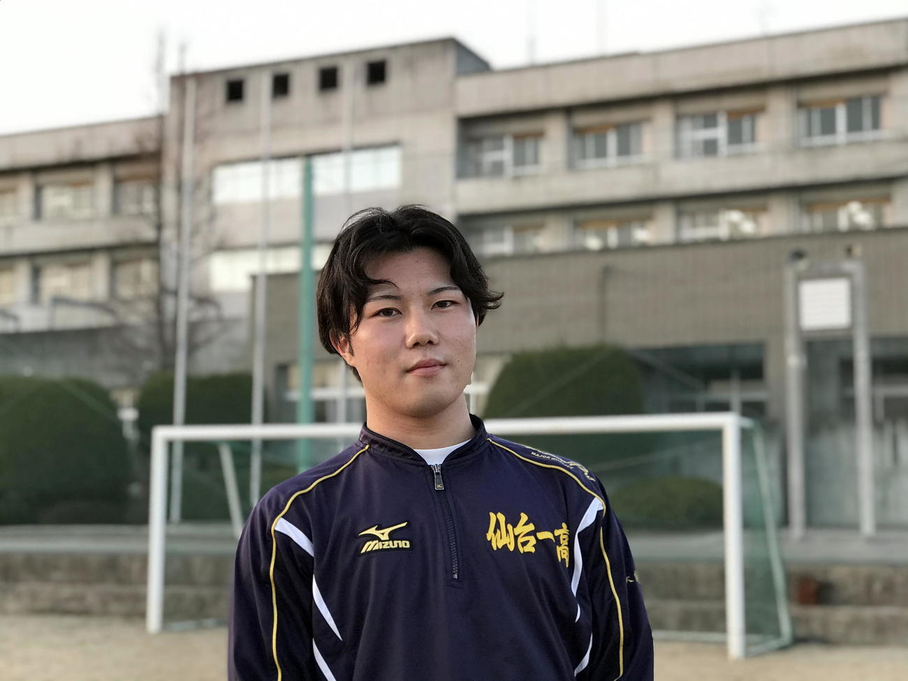 校舎前で東大合格を喜ぶ仙台一の大友剛さん
