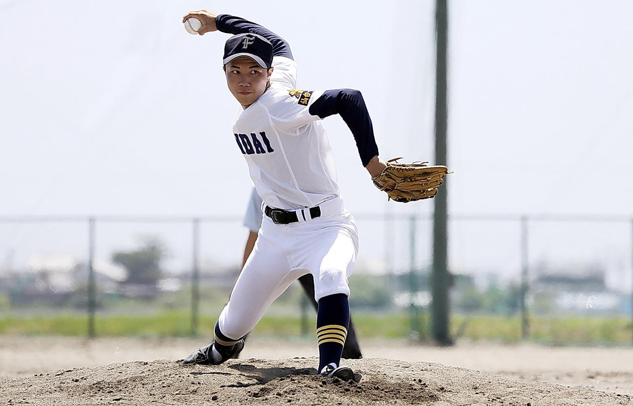 20年、力強い投球を見せる仙台一の大友剛さん