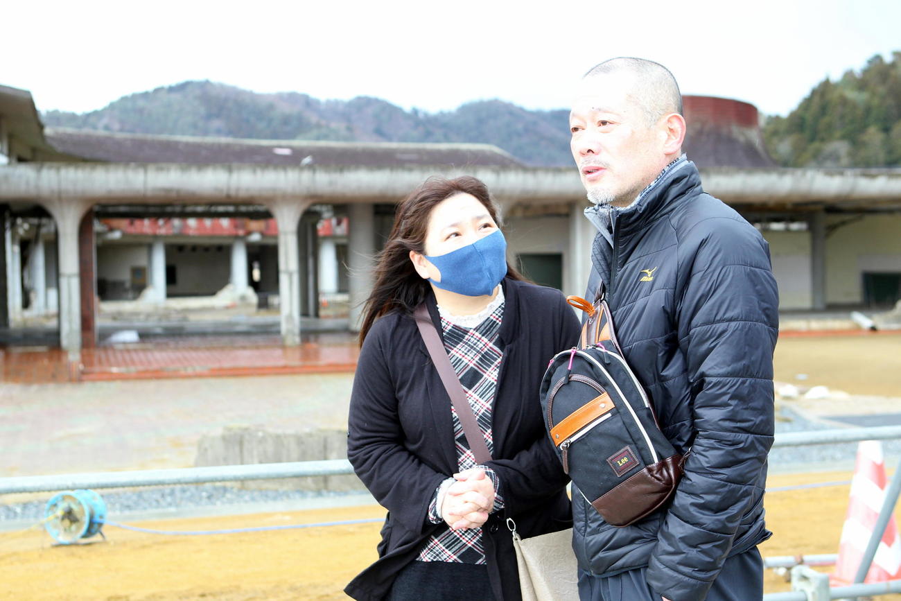 大輔くんが亡くなった大川小を歩く今野浩行さん（右）ひとみさん夫妻（撮影・三須一紀）