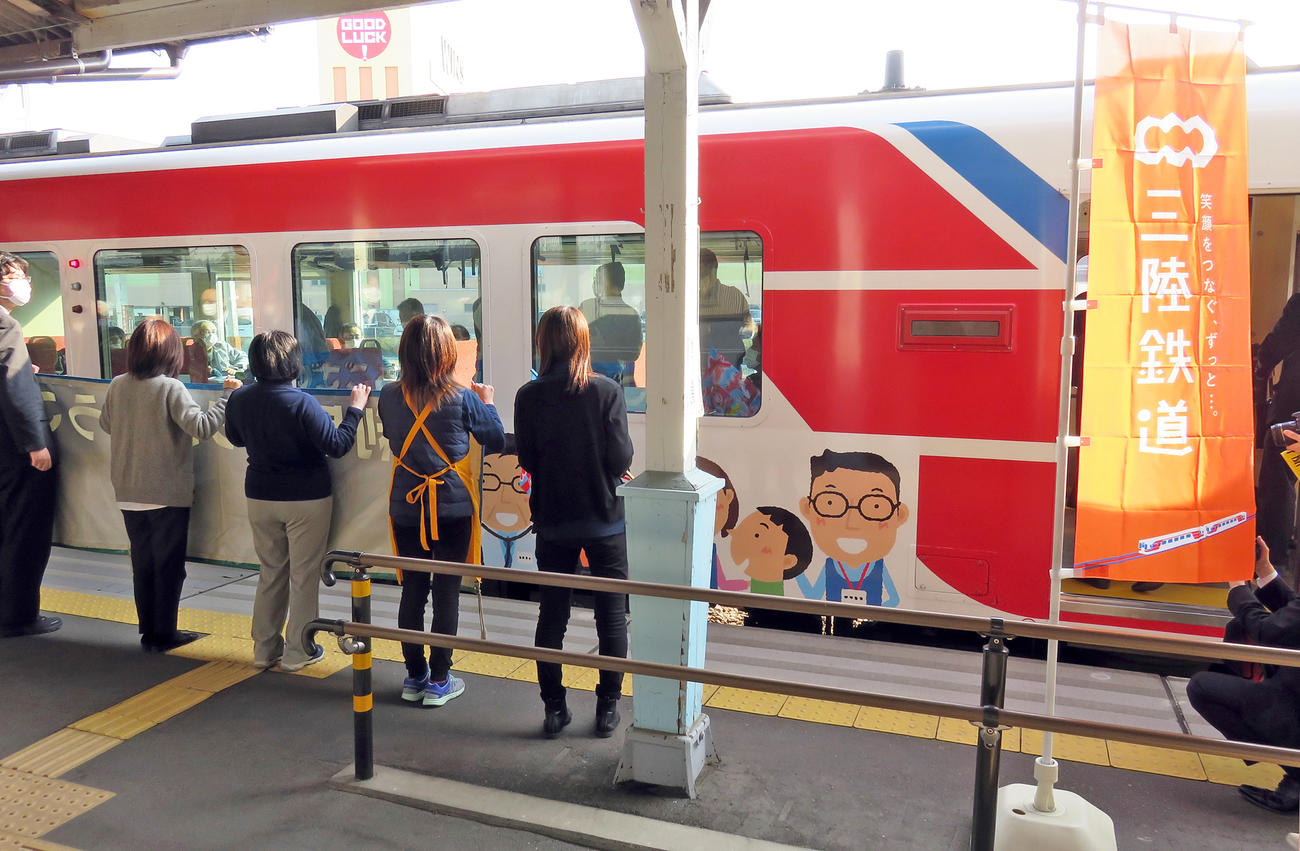 駅員たちに迎えられた「感謝のリレー列車」三陸鉄道車両（撮影・鎌田直秀）