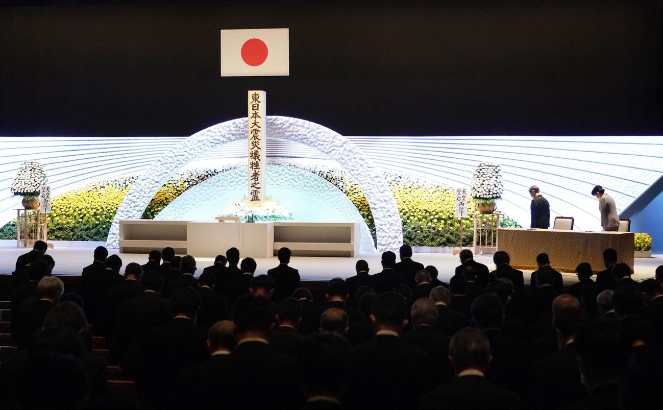 政府主催の追悼式で、地震発生時刻に合わせ黙とうする参列者（代表撮影・共同）