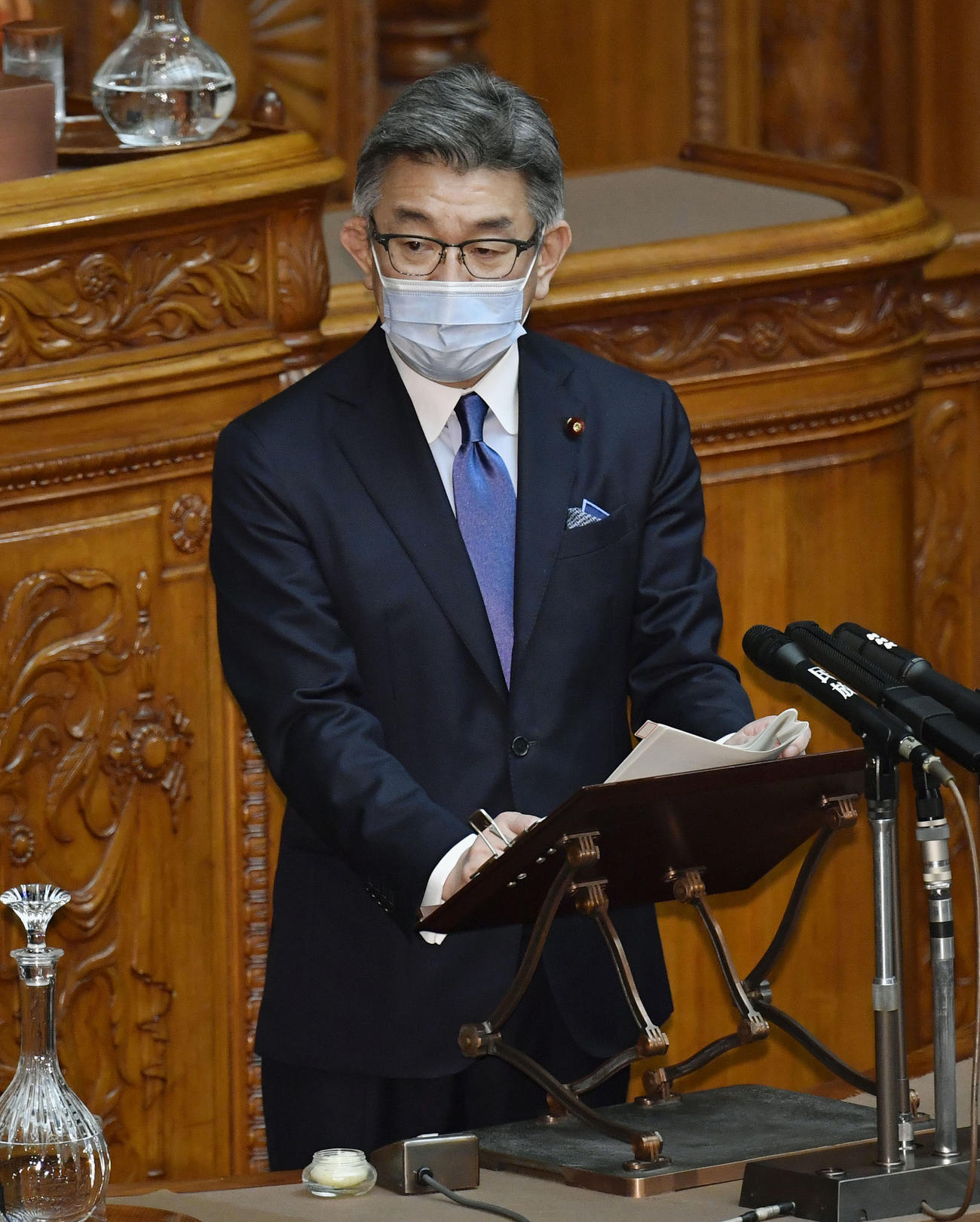 参院本会議で答弁する武田総務相（共同）