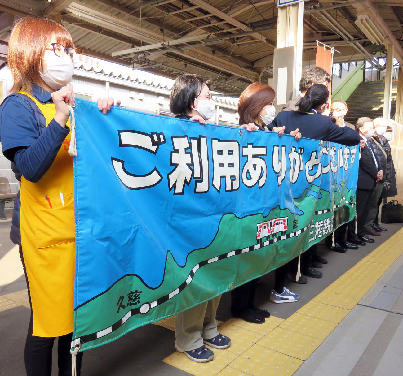 「感謝のリレー列車」車両を宮古駅で迎える三陸鉄道の職員たち（撮影・鎌田直秀）