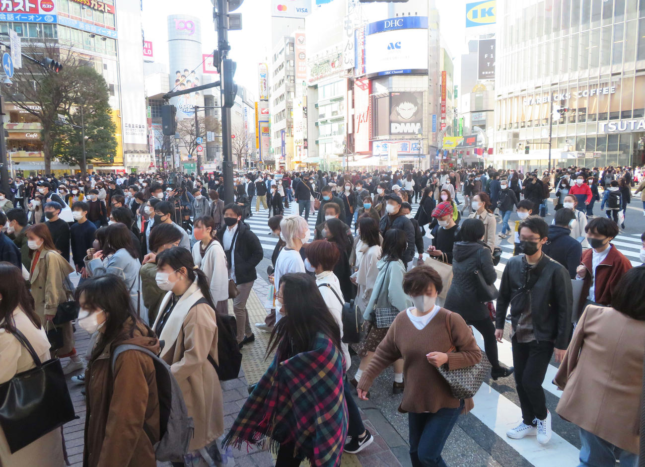 マスク姿で東京・渋谷を行き交う人たち（撮影・沢田直人）