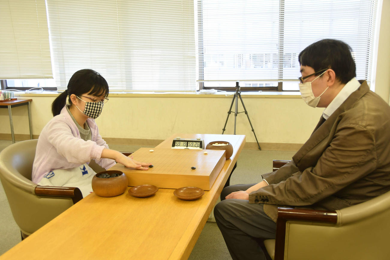 二段昇段を目指して松原大成六段（右）との対局に臨んだ仲邑菫初段（左＝日本棋院提供）