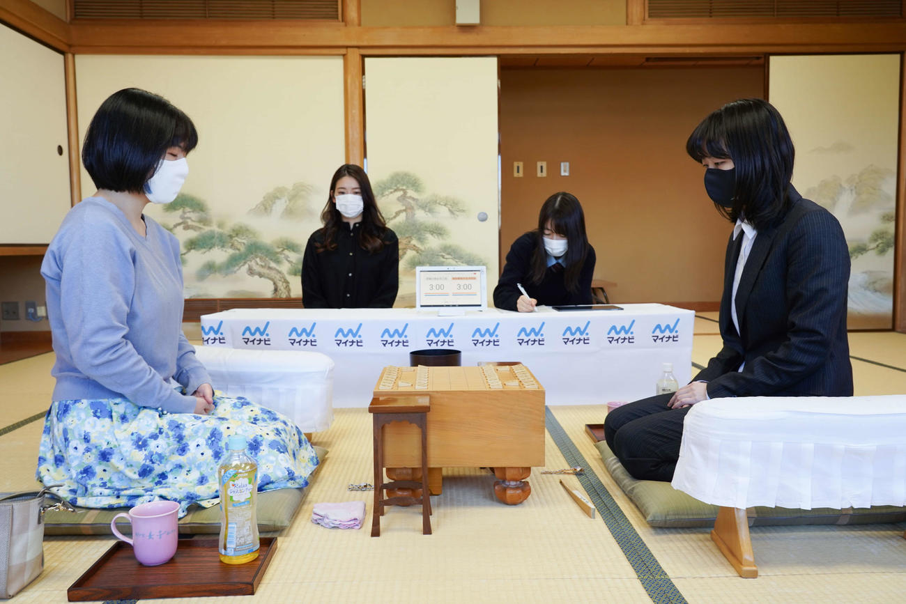 西山朋佳女王への挑戦権を目指して対局に臨む塚田恵梨花女流初段（右）と伊藤沙恵女流三段（日本将棋連盟提供）