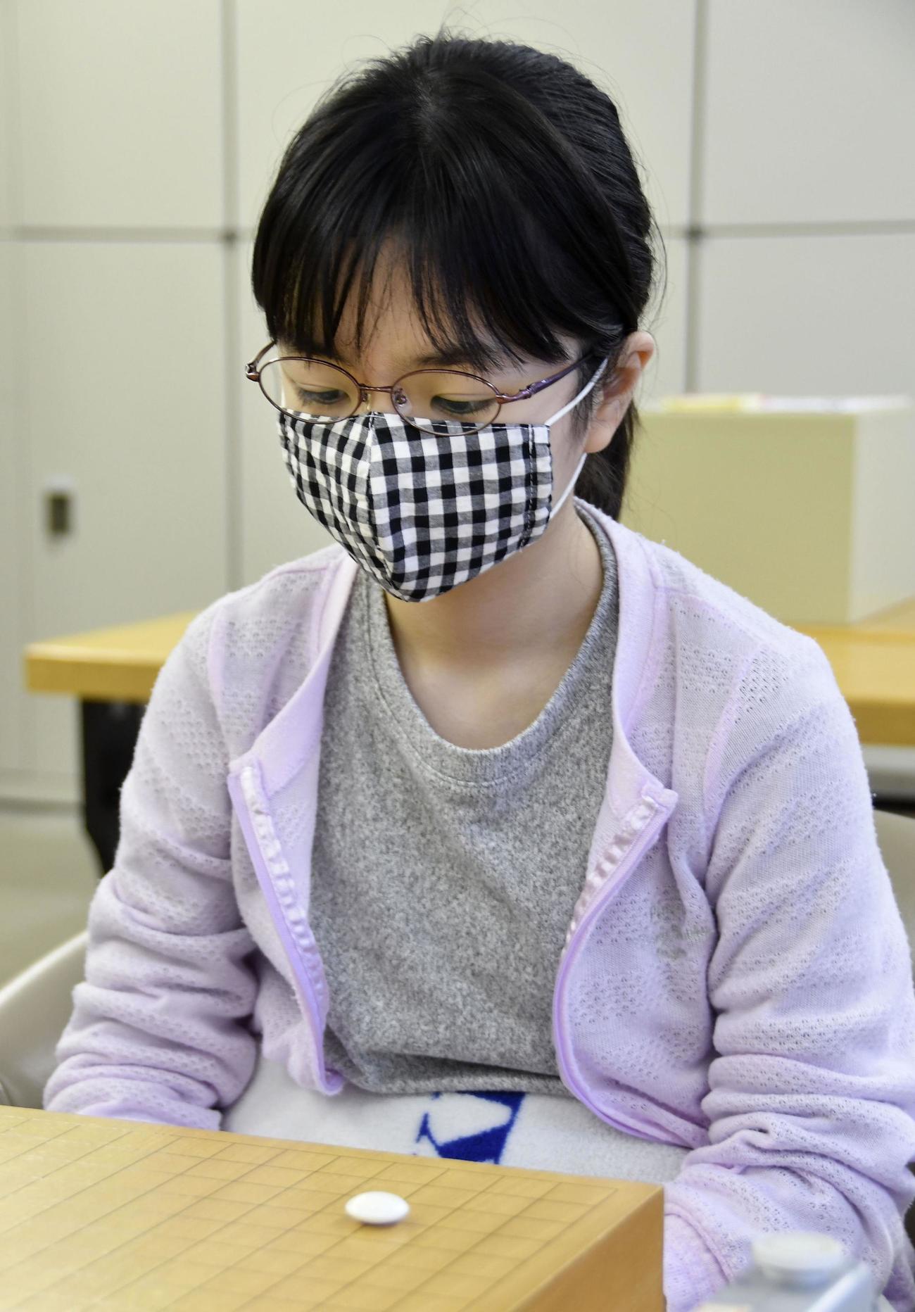 第28期阿含・桐山杯予選Bで松原大成六段との対戦に臨む仲邑菫初段（日本棋院提供＝共同）