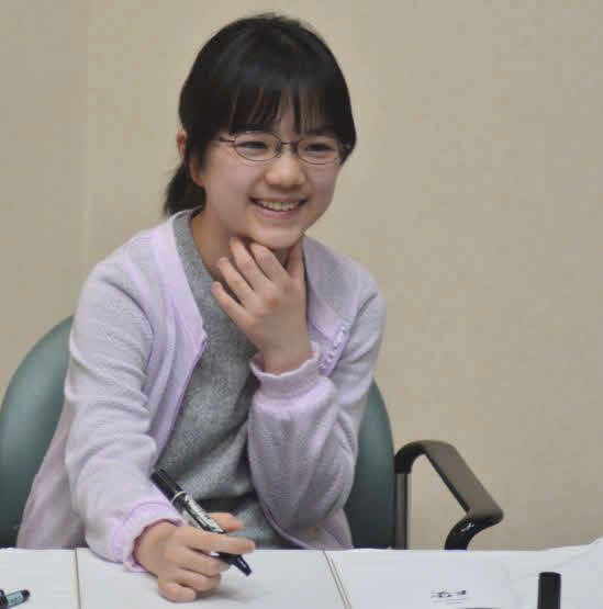 二段昇段会見で笑顔を見せる仲邑菫初段