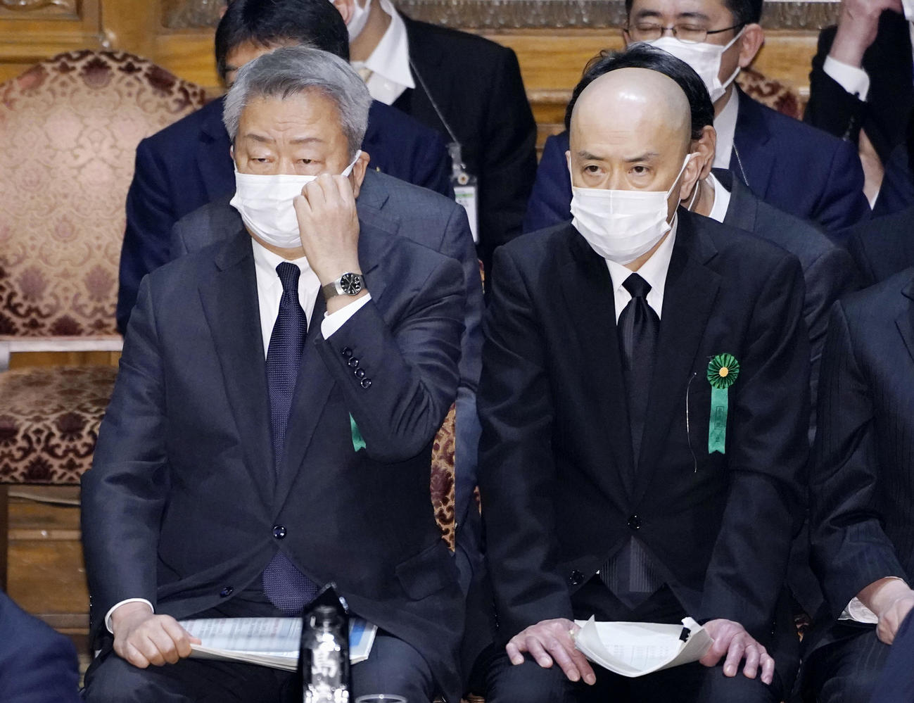 参院予算委に参考人として招致され、厳しい表情のNTTの澤田純社長（左）と東北新社の中島信也社長（共同）
