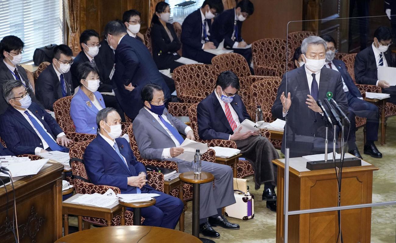 参院予算委に参考人として招致され、質問に答えるNTTの澤田純社長（共同）
