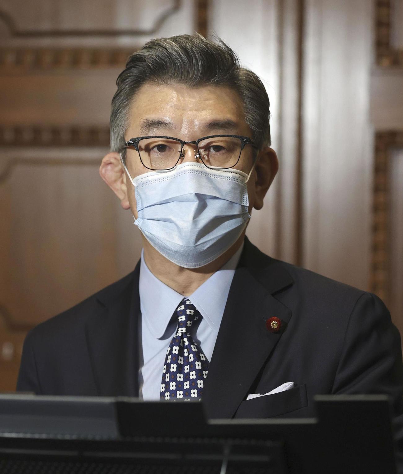 閣議後、報道陣の取材に応じる武田総務相（共同）