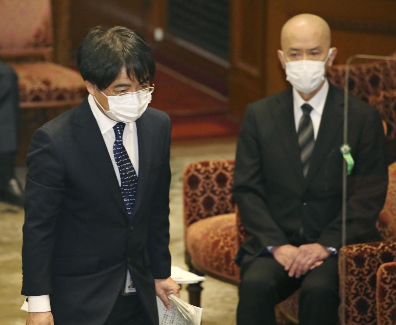 衆院予算委で答弁に向かう総務省の鈴木信也電波部長。右は東北新社の中島信也社長（共同）
