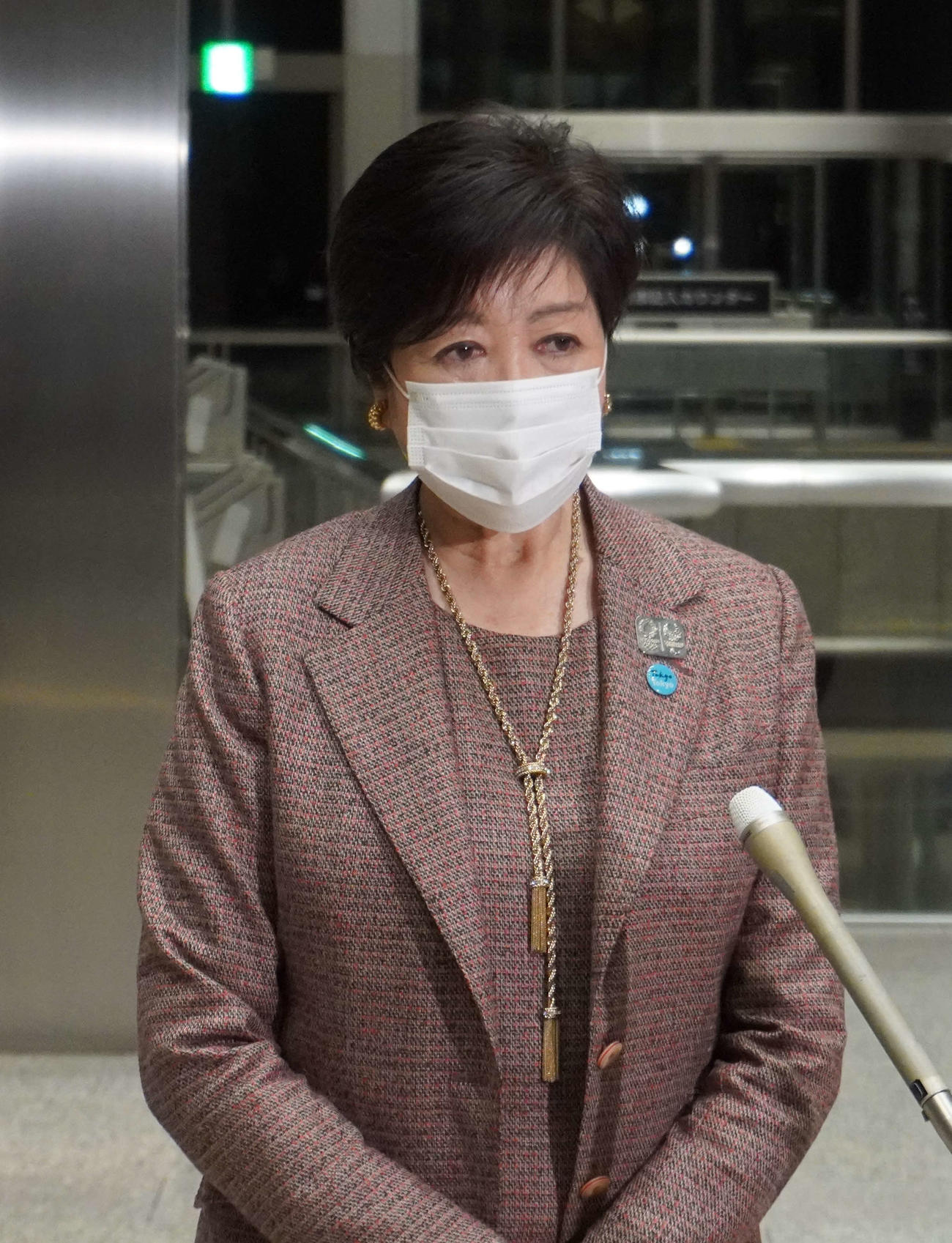 退庁時に取材に応じる小池百合子都知事（撮影・沢田直人）