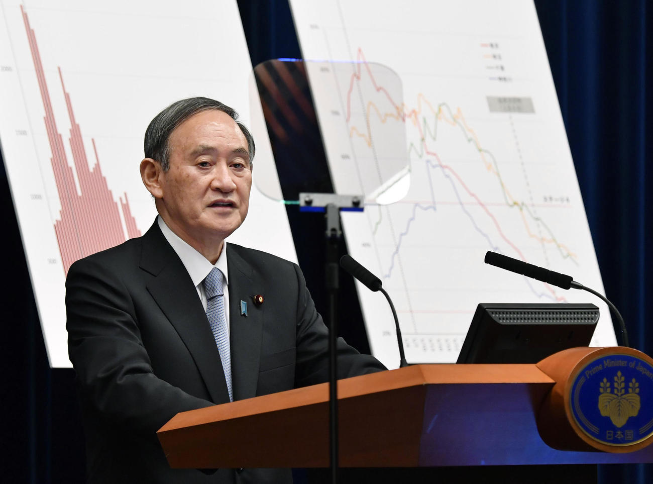 首都圏1都3県の緊急事態宣言を21日までで解除すると決定し、記者会見する菅首相（共同）