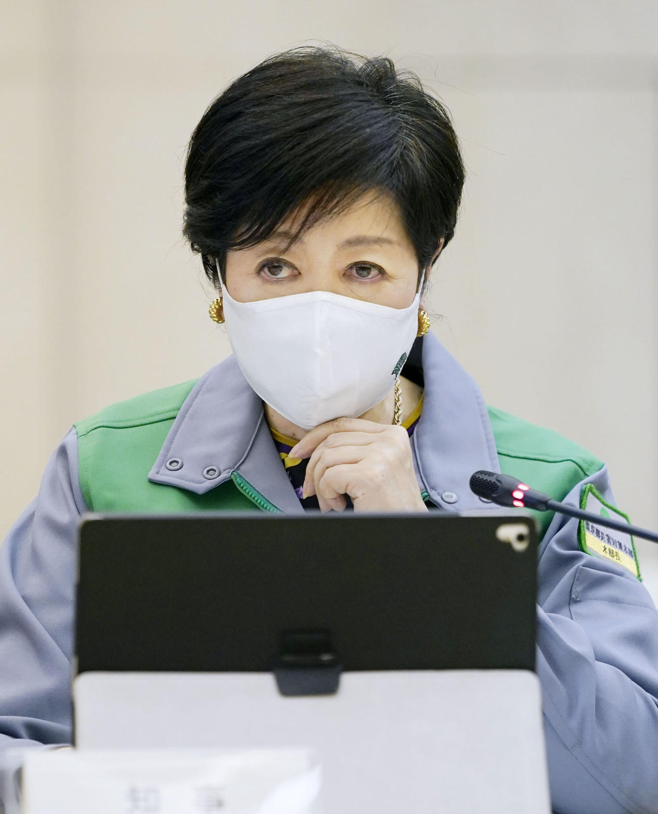 東京都のモニタリング会議で発言する小池知事（共同）