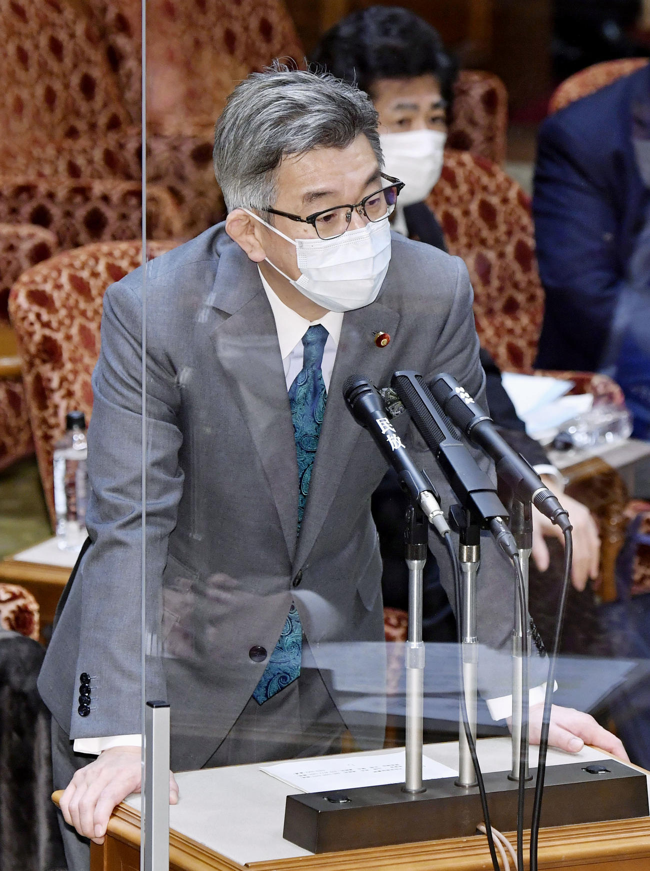 参院予算委で答弁する武田総務相（共同）