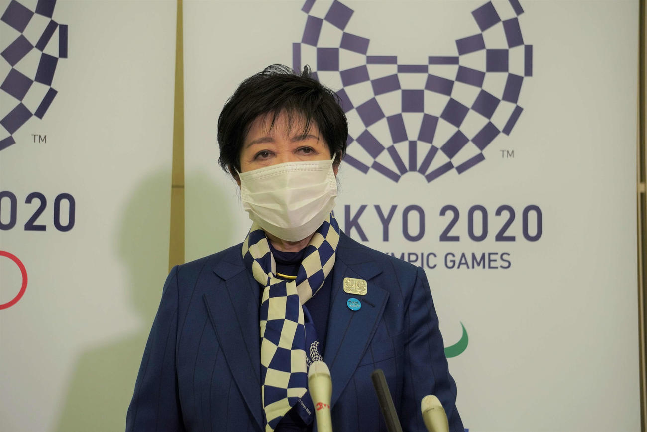 5者協議後に取材に応じる小池百合子知事（撮影・沢田直人）