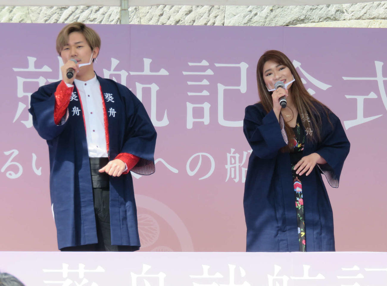 ご当地ソング「思い出の交差点」を歌う太田克樹（左）とカテリン