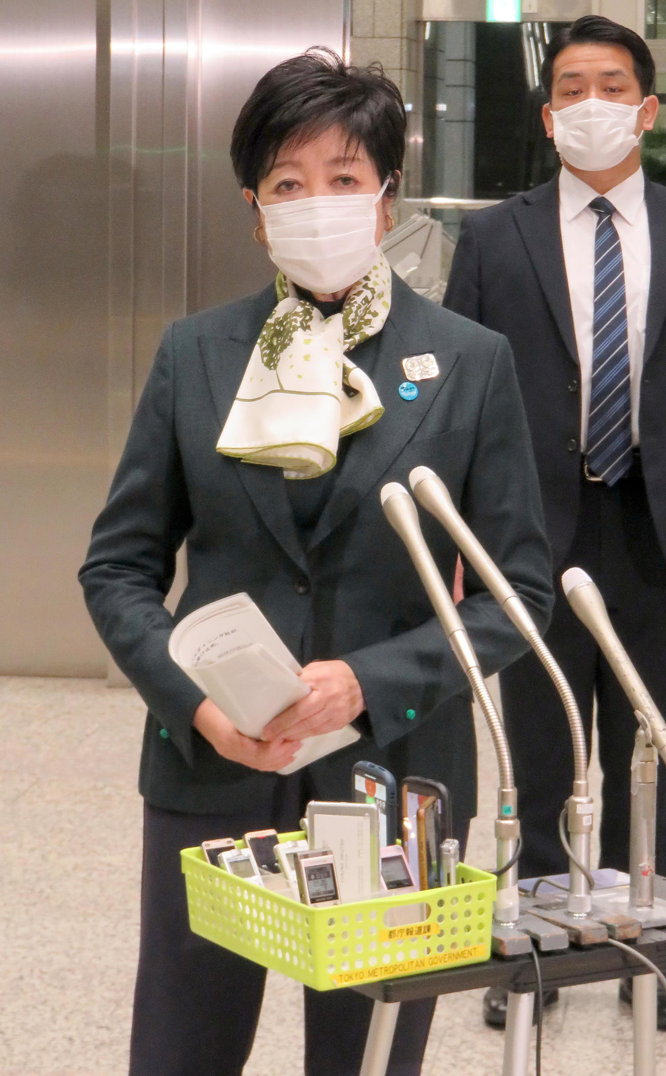 都庁退庁時に取材に応じた小池都知事