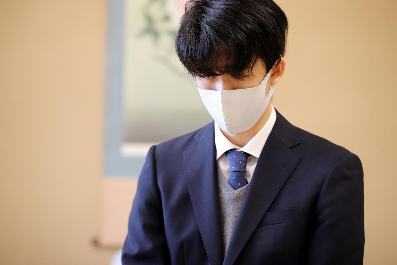 対局に臨んだ藤井聡太2冠（日本将棋連盟提供）