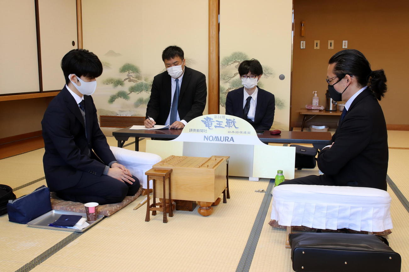 松尾歩八段（右）との対局に臨んだ藤井聡太2冠（日本将棋連盟提供）