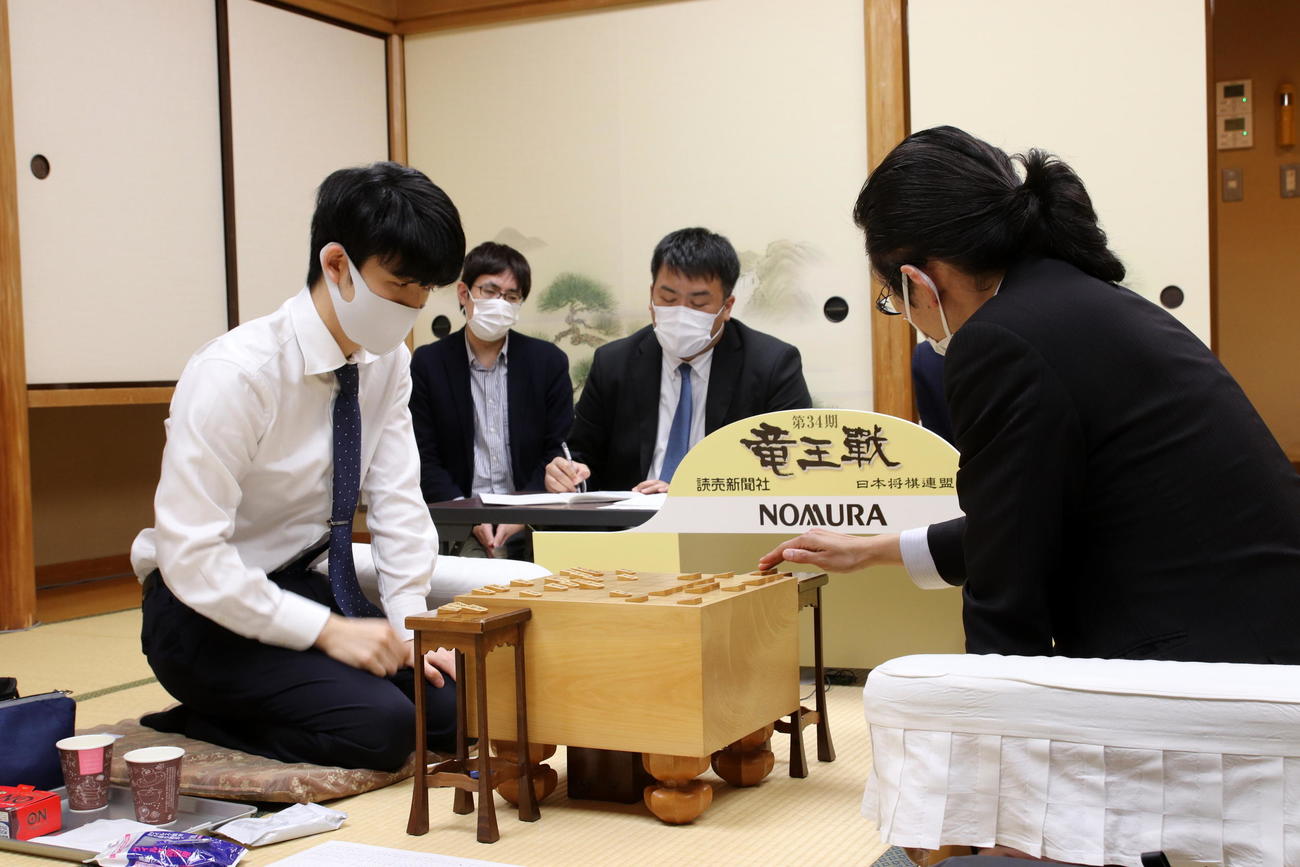終局後、感想戦を行う藤井聡太2冠（左）と松尾歩八段（日本将棋連盟提供）