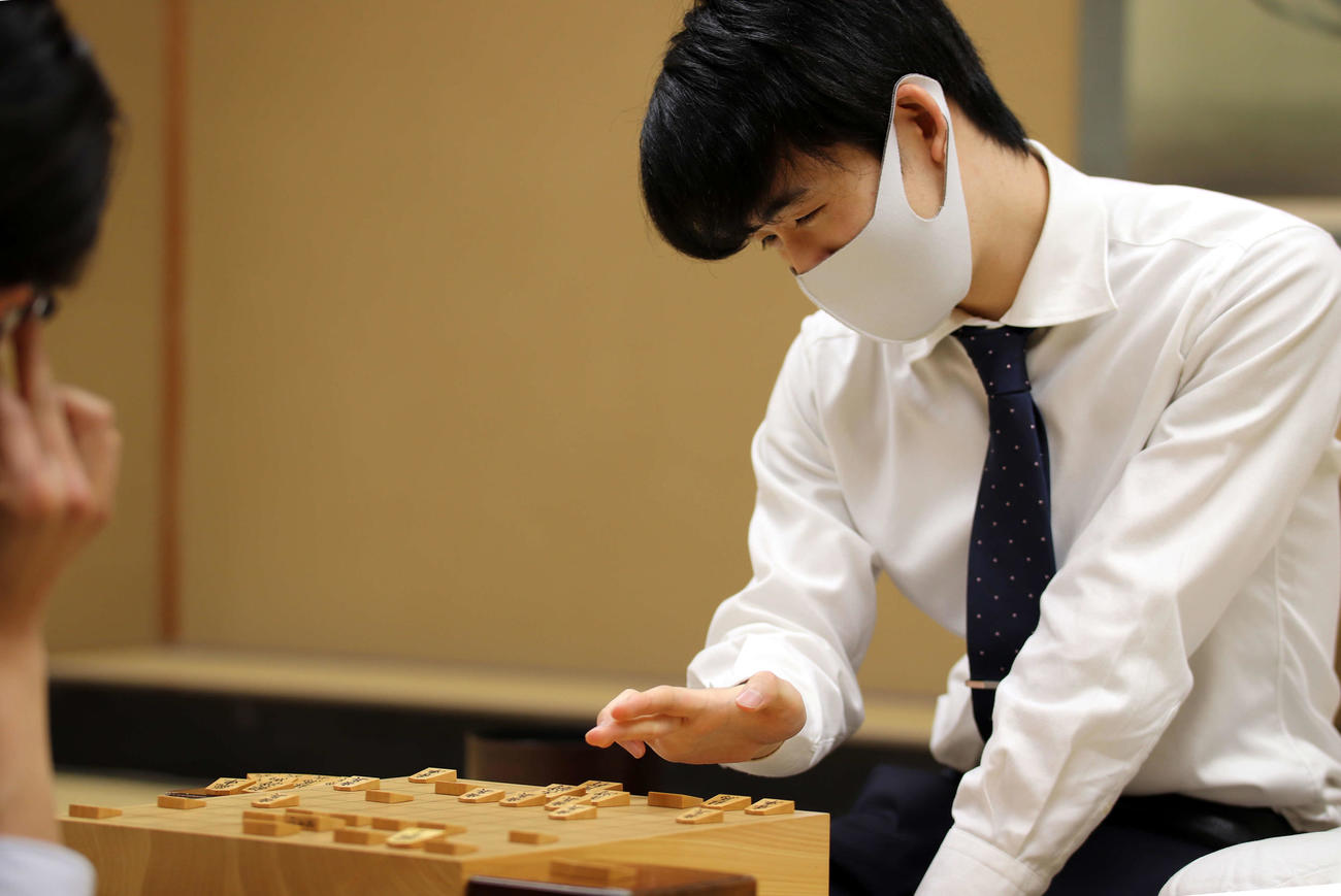 終局後、感想戦を行う藤井聡太2冠（日本将棋連盟提供）