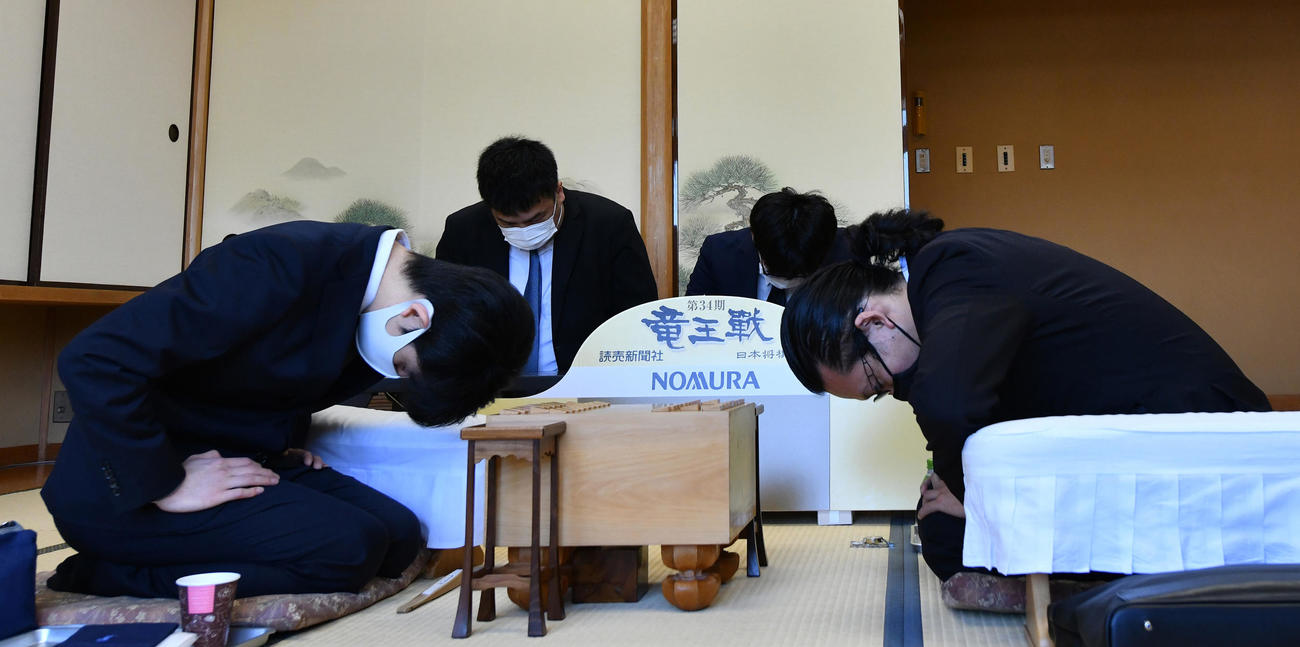 第34期竜王戦2組準決勝　藤井聡太二冠（左）と松尾歩八段（代表撮影）