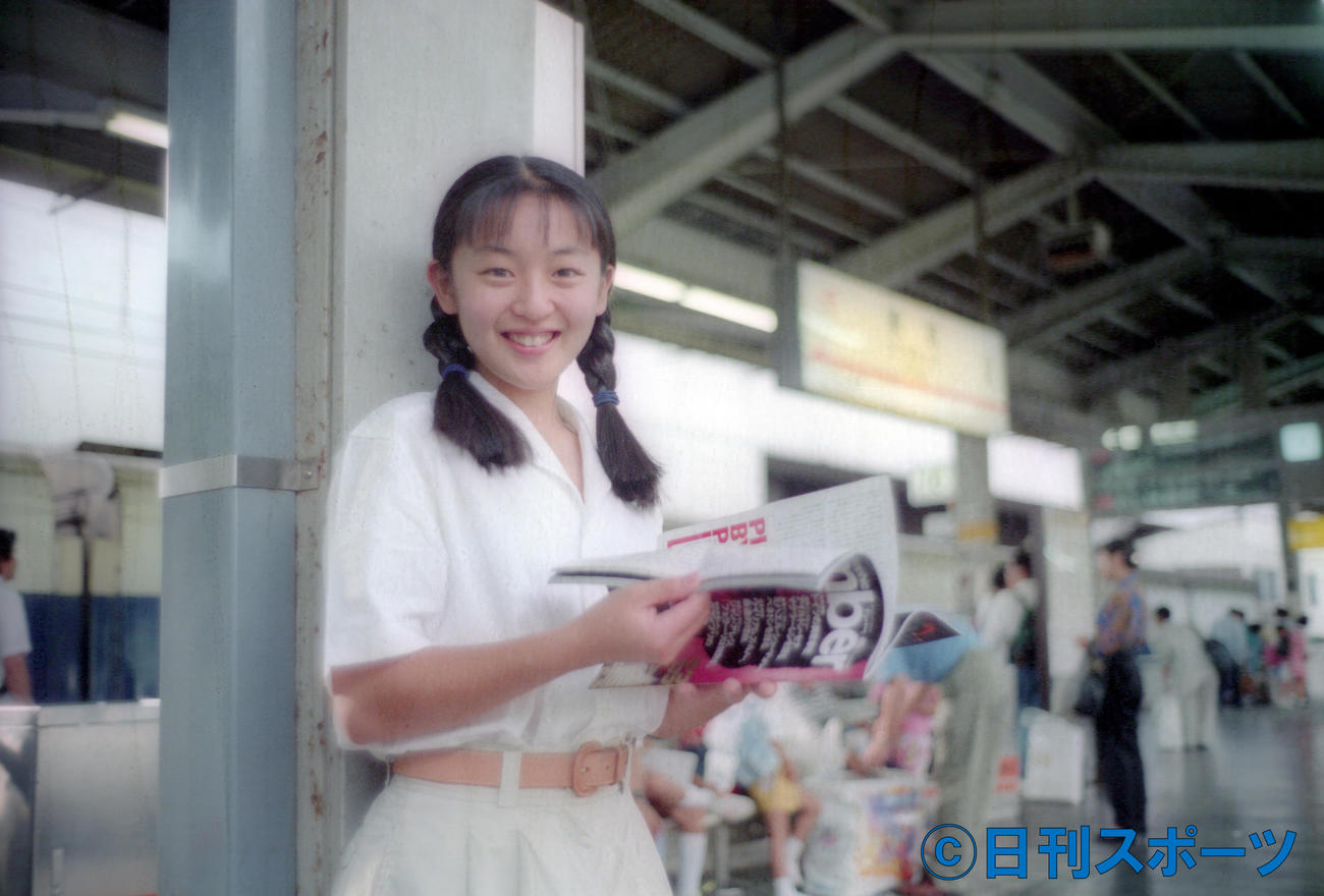 高校野球応援ポスターのイメージギャルに抜てきされた酒井美紀（1993年8月7日撮影）